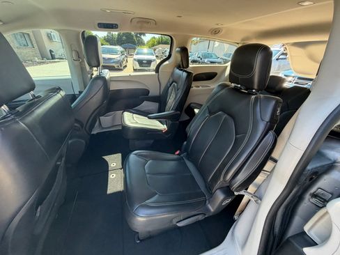 Used 2020 Chrysler Voyager Lxi FWD image 24