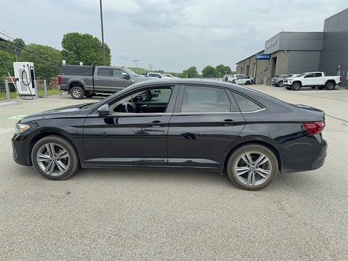 Used 2023 Volkswagen Jetta SE w/ Panoramic Sunroof Package FWD image 2