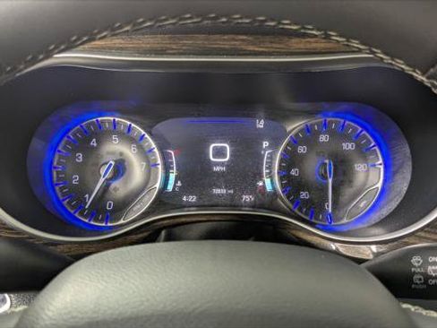 Used 2023 Chrysler Pacifica Limited FWD image 28
