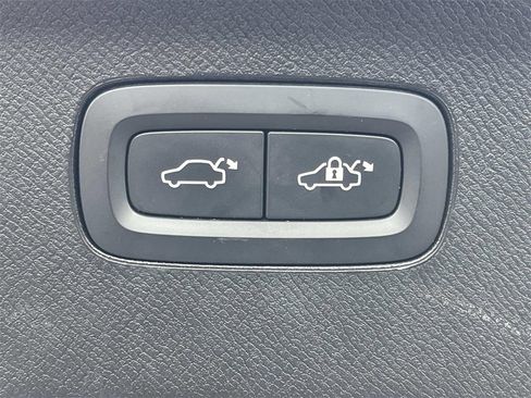 Used 2023 Volvo XC90 T8 Plus image 13