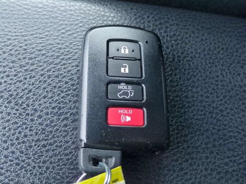 Used 2018 Toyota RAV4 XLE FWD image 25
