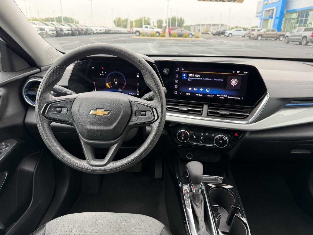 Used 2025 Chevrolet Trax LT FWD image 29