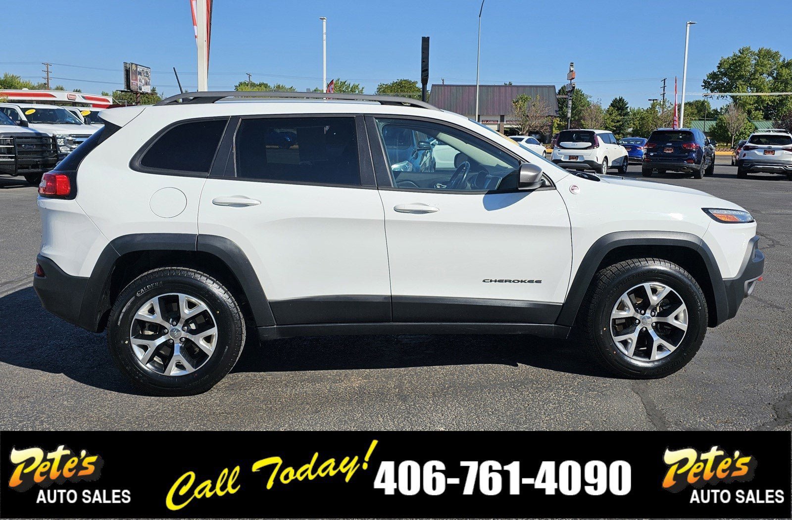 Used 2016 Jeep Cherokee Trailhawk AWD/4WD image 5