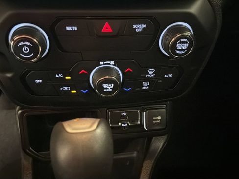 Used 2018 Jeep Renegade Latitude w/ UConnect 8.4 Nav Group FWD image 21