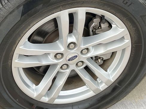 Used 2023 Ford Explorer XLT image 30