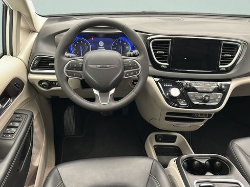 Used 2024 Chrysler Pacifica Touring-L FWD image 11