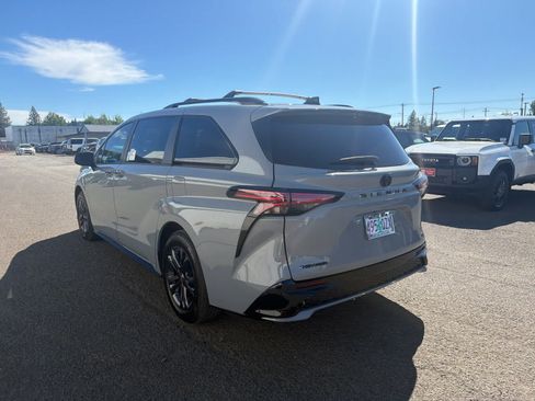 Used 2026 Toyota Sienna XSE AWD/4WD image 5
