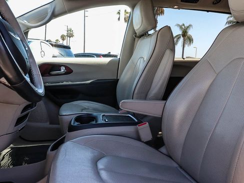 Used 2019 Chrysler Pacifica Limited FWD image 27