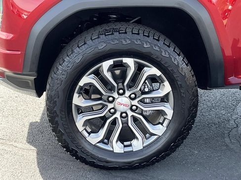 Used 2025 GMC Canyon Denali image 13