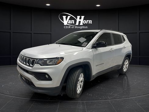 Used 2024 Jeep Compass Latitude AWD/4WD image 3
