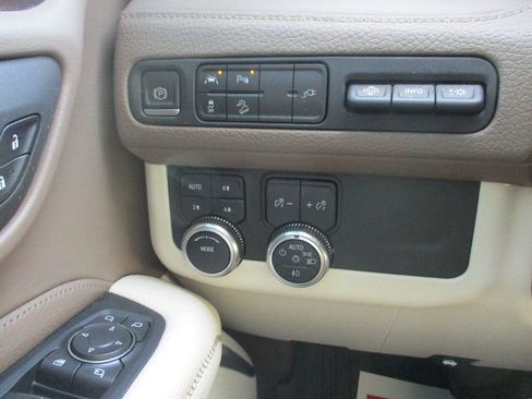 Used 2021 GMC Yukon XL Denali image 16