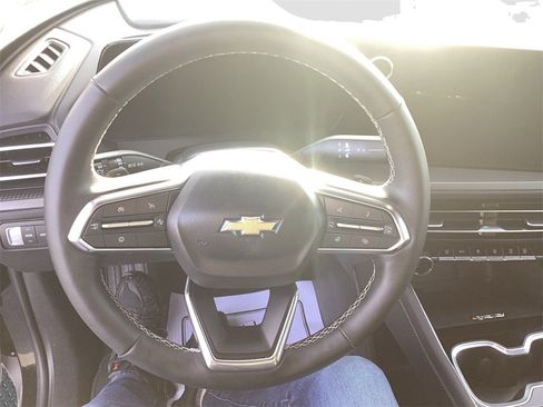 Used 2025 Chevrolet Traverse LT image 29