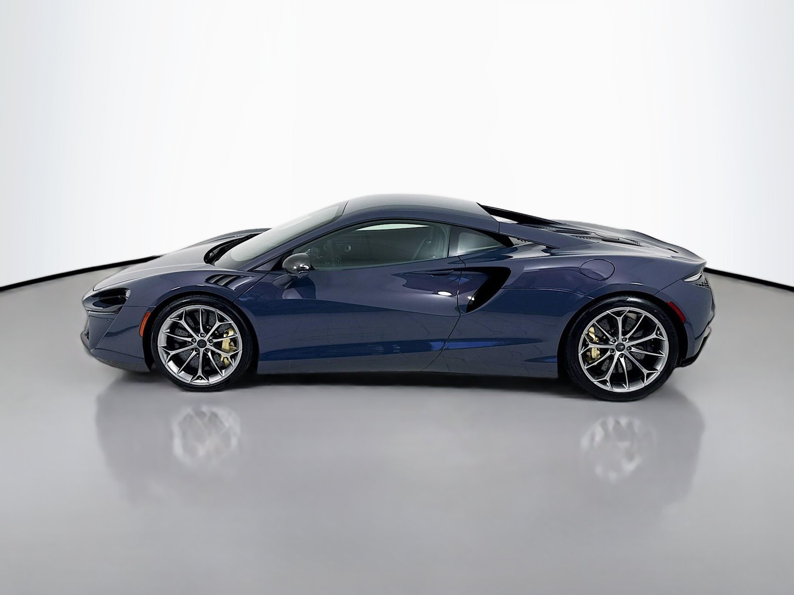 Used 2025 McLaren Artura RWD image 4