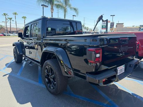 Used 2023 Jeep Gladiator Overland AWD/4WD image 7