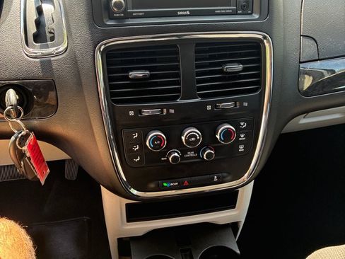 Used 2019 Dodge Grand Caravan SE FWD image 29