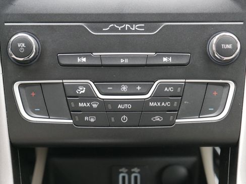 Used 2019 Ford Fusion SE image 18