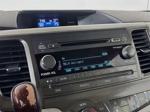 Used 2013 Toyota Sienna XLE image 24