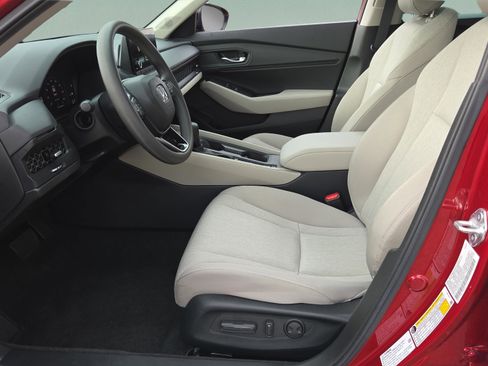 Certified 2025 Honda Accord SE image 3