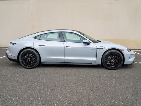 Used 2025 Porsche Taycan image 8
