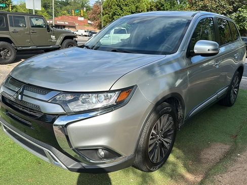 Used 2020 Mitsubishi Outlander SE FWD image 3