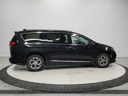 Used 2023 Chrysler Pacifica Limited FWD image 8