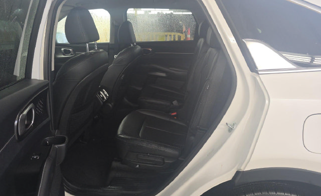 Used 2025 Kia Sorento EX AWD/4WD image 8