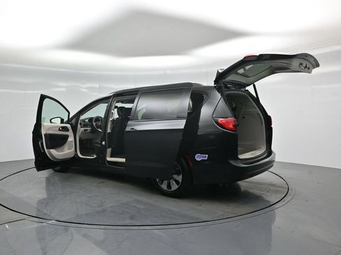 Used 2018 Chrysler Pacifica Limited w/ Advanced Safetytec Group FWD image 35