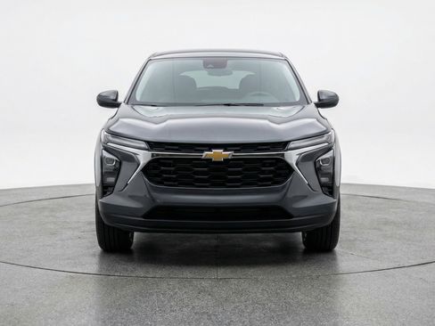 Used 2025 Chevrolet Trax LT image 2