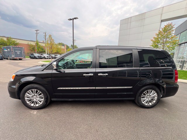 Used 2016 Chrysler Town & Country Touring-L w/ Driver Convenience Group FWD image 8