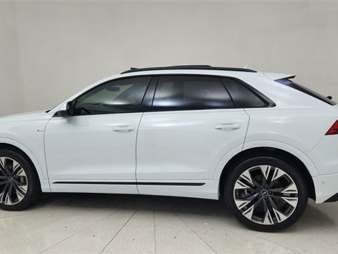 Used 2025 Audi Q8 Prestige w/ Prestige Package image 4