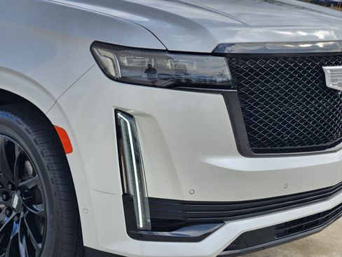 Used 2023 Cadillac Escalade ESV Sport w/ LPO, ONYX Package image 7