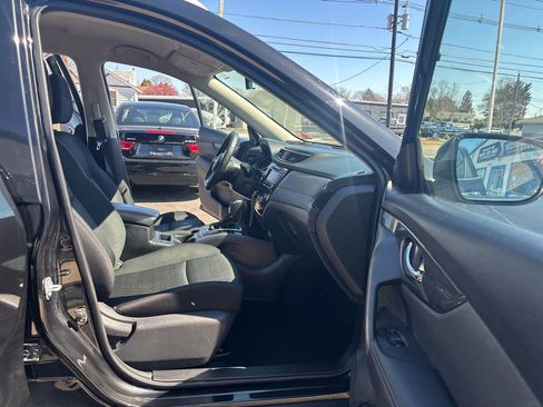 Used 2019 Nissan Rogue SV image 12
