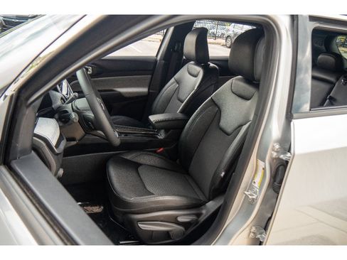 Used 2025 Jeep Compass Latitude AWD/4WD image 11