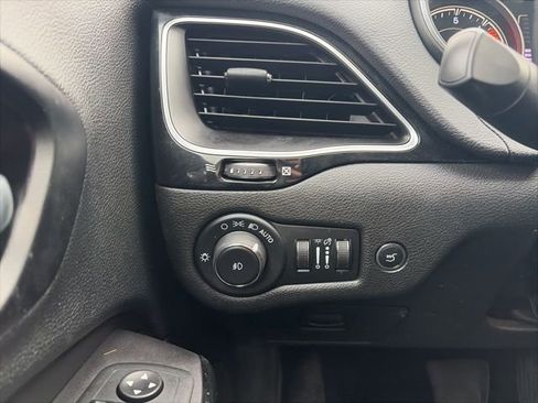 Used 2020 Jeep Cherokee Latitude Plus image 14