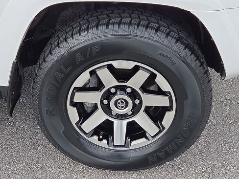 Used 2024 Toyota 4Runner TRD Off-Road Premium image 7
