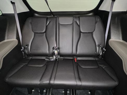 Used 2025 Kia Carnival FWD image 42