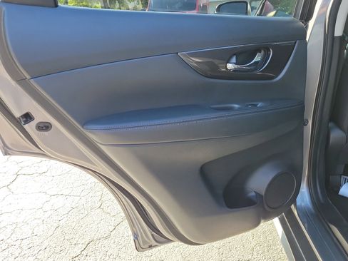 Used 2019 Nissan Rogue SV FWD image 12