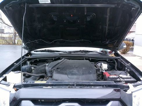 Used 2015 Toyota Tacoma TRD Sport w/ TRD Sport Package image 9