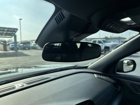 Used 2025 Chevrolet Traverse LT image 16