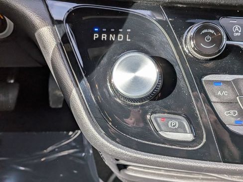 Used 2025 Chrysler Pacifica Select FWD image 28