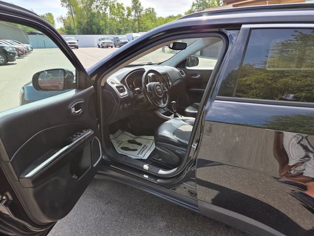 Used 2018 Jeep Compass Latitude w/ Cold Weather Group FWD image 11