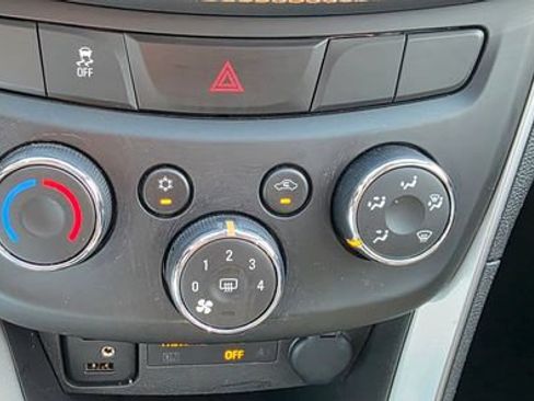 Used 2022 Chevrolet Trax LT w/ LT Convenience Package AWD/4WD image 21
