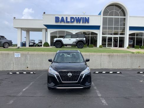 Used 2021 Nissan Kicks SV FWD image 2