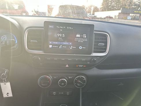 Used 2024 Hyundai Venue SE image 14