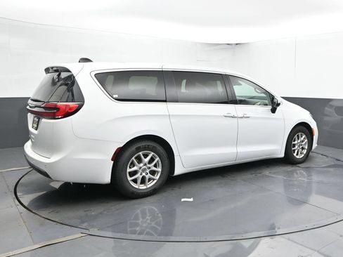 Used 2023 Chrysler Pacifica Touring-L FWD image 2