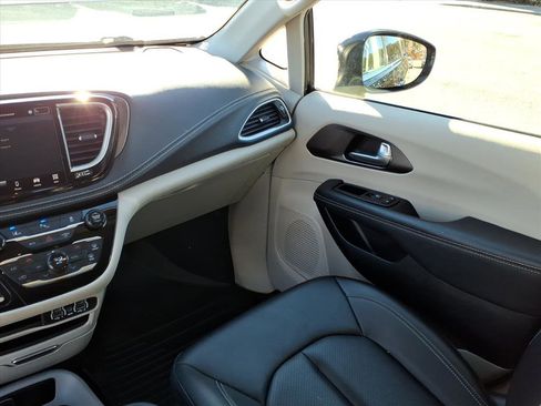 Used 2024 Chrysler Pacifica Select image 11