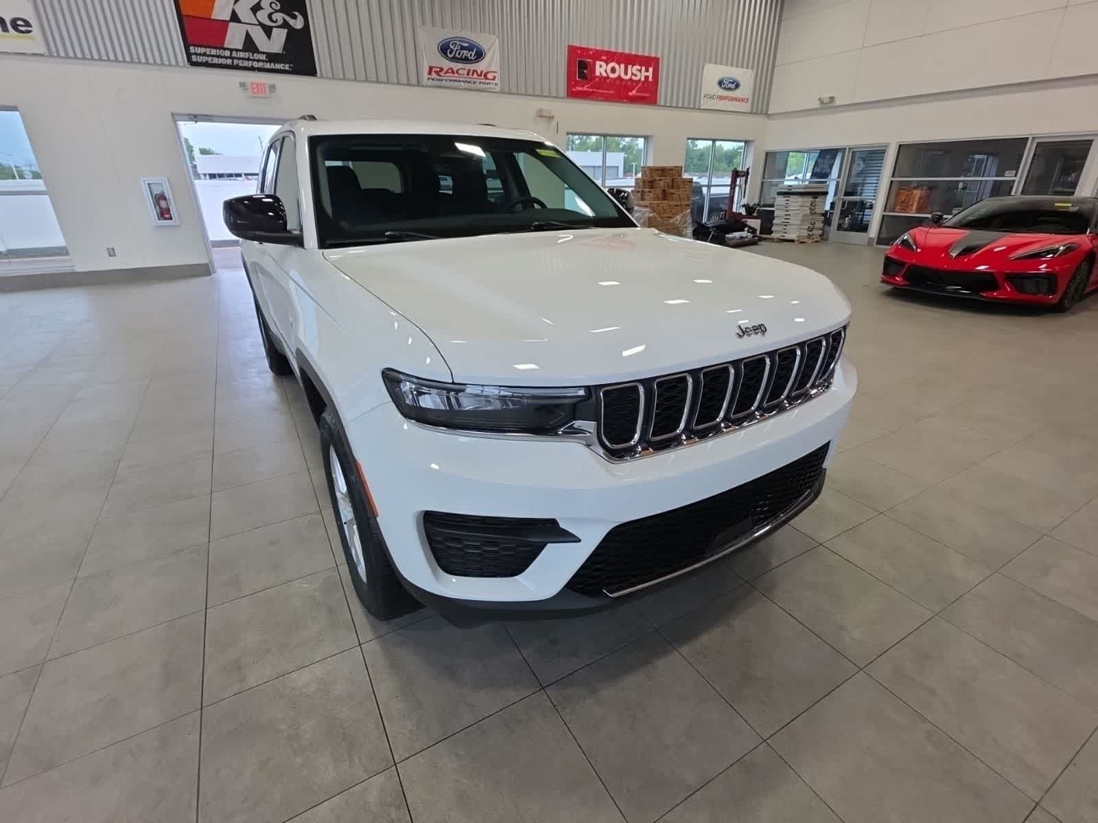 Used 2023 Jeep Grand Cherokee Laredo w/ Luxury Tech Group I AWD/4WD image 4