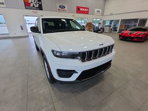 Used 2023 Jeep Grand Cherokee Laredo w/ Luxury Tech Group I AWD/4WD image 4