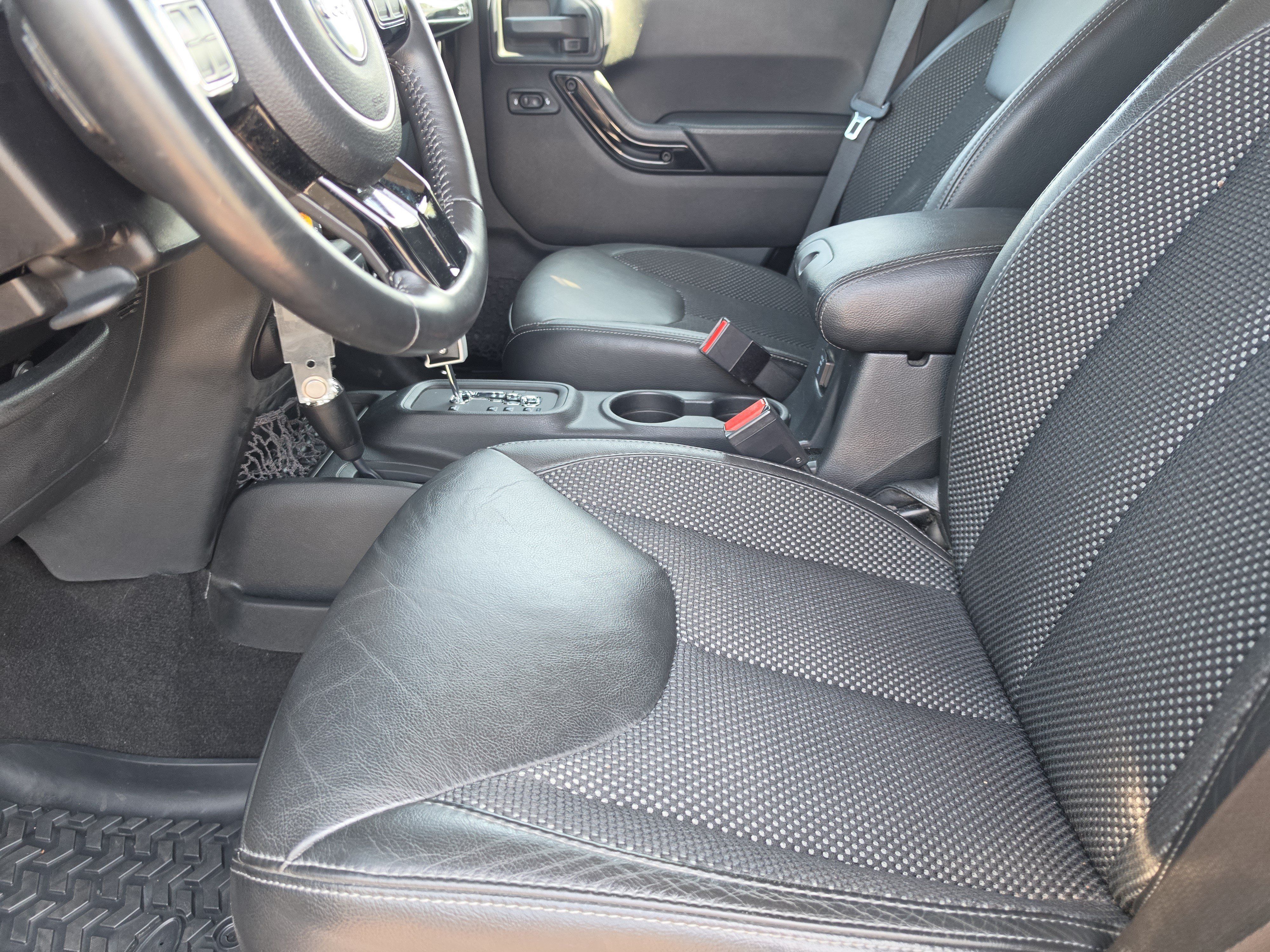 Used 2016 Jeep Wrangler Unlimited Sahara AWD/4WD image 9