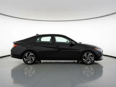 Used 2025 Hyundai Elantra SEL image 11